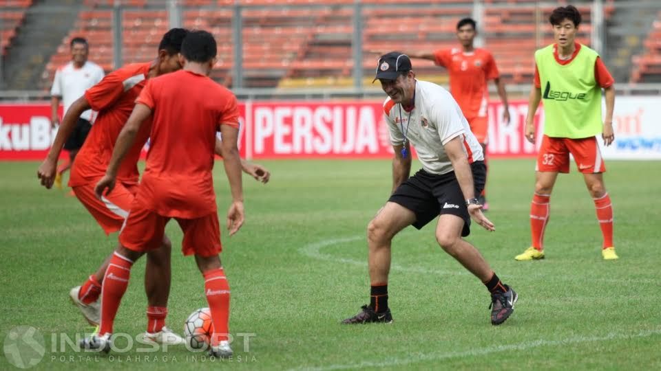 Pelatih Paulo Camargo (tengah) saat berlatih bersama skuat Persija.  Copyright: © Herry Ibrahim/Indosport